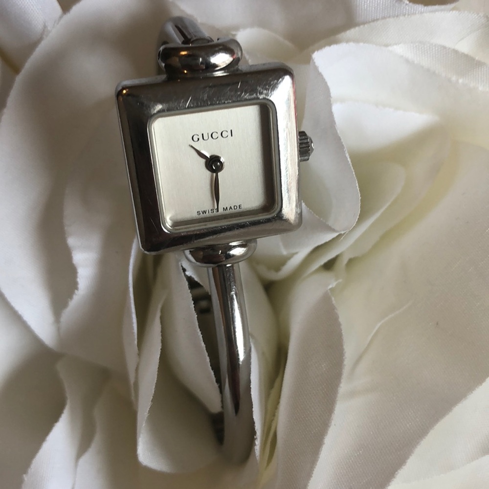 GUCCI 1900L Woman’s Bracelet Watch (silver)